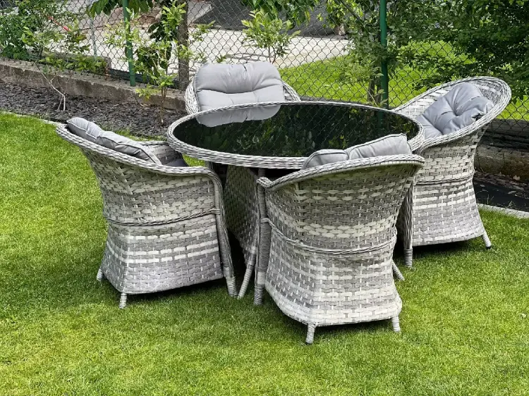 Stół ze szklanym blatem, opleciony technorattenm, fotele okrągły technorattan.webp