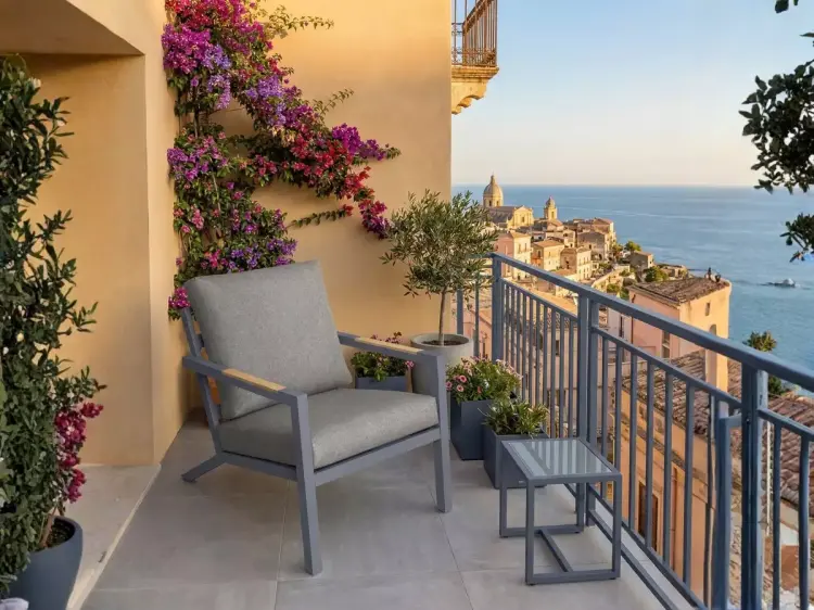 Fotel na balkon, miękkie poduchy.webp