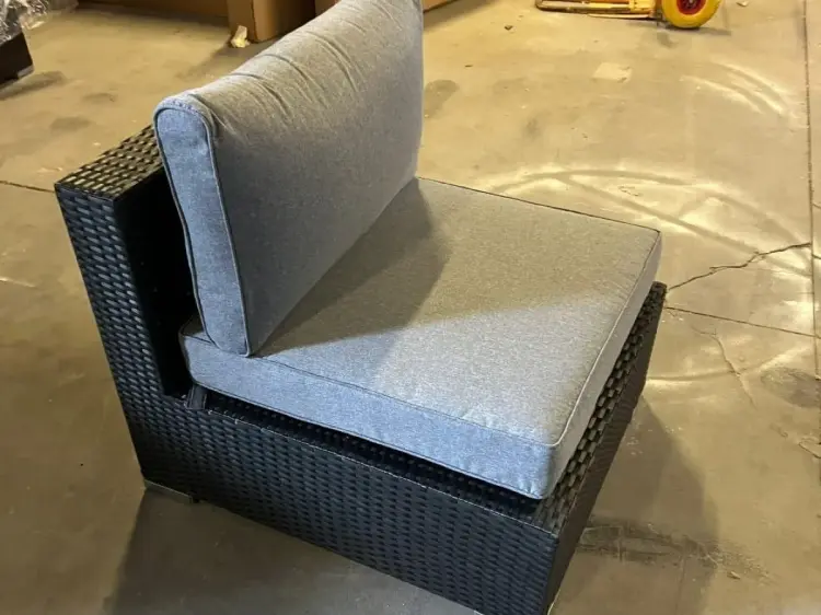 Pufa z brązowego technorattanu z oparciem.webp