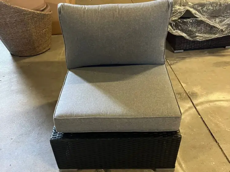 Pufa moduł z technorattanu brązowy z szarą poduszką.webp