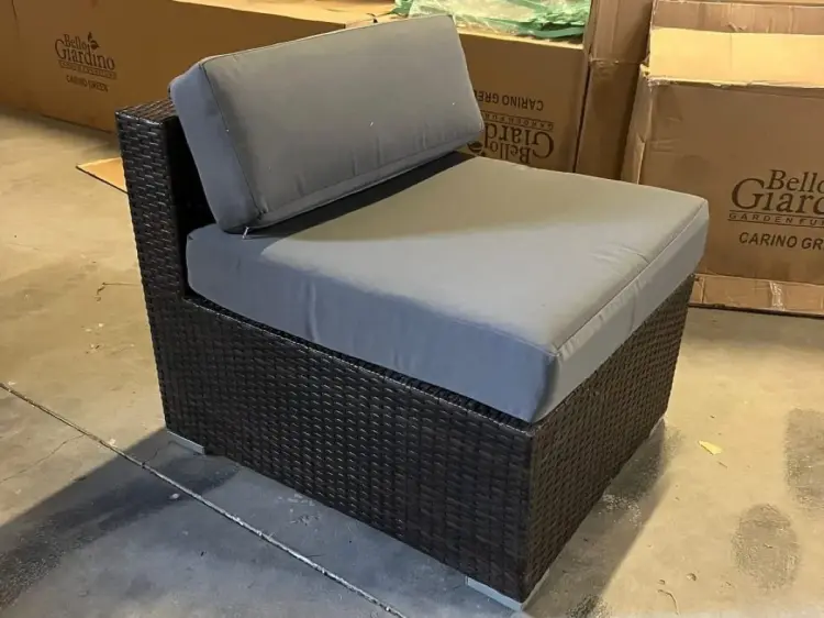 Siedzisko z oparciem z brązowego technorattanu i poduszkami na siedzisko i oparcie.webp