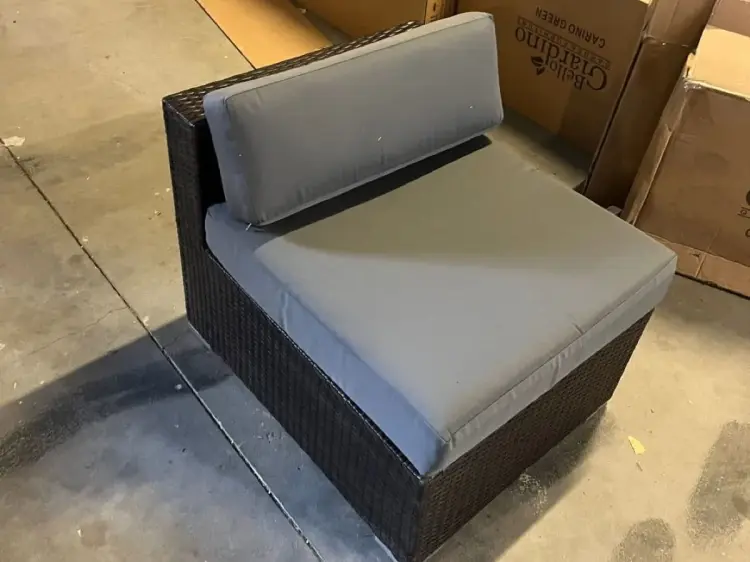 Pufa z technorattanu moduł środkowy brązowy + szare poduszki.webp