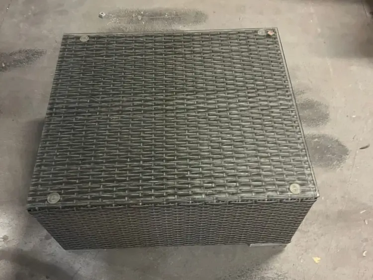 Szklany, przezroczysty blat, plecionka z technorattanu, przyssawki pod szybą.webp