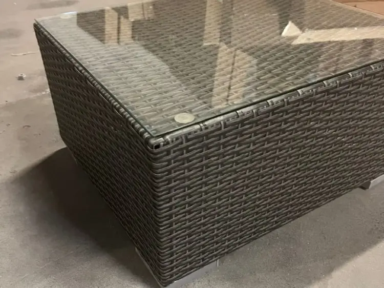 Stolik z blatem ze szkła bezpiecznego.webp