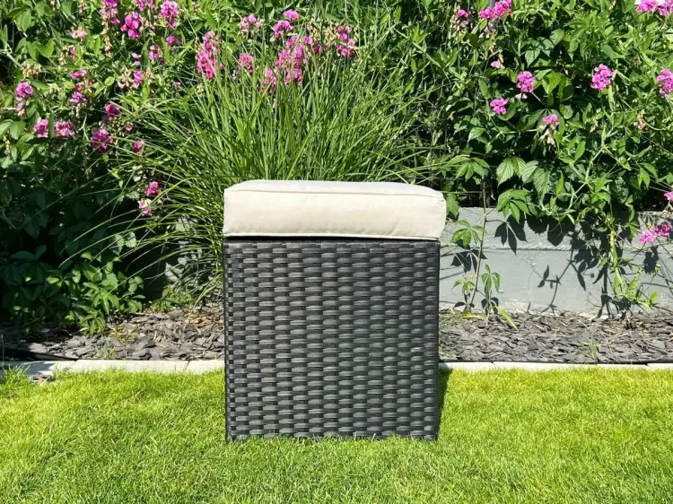 Pufa na balkon z technorattanu.webp