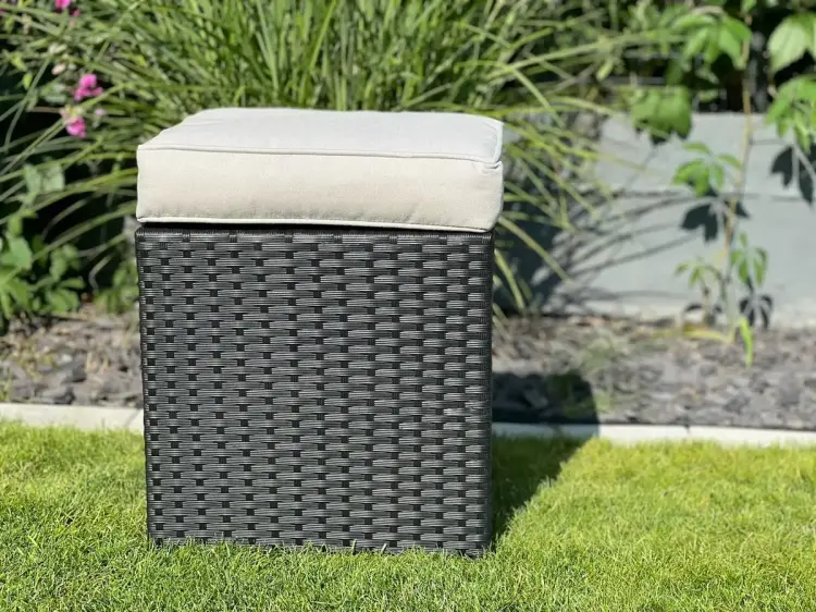 Mała pufa z technorattanu + podu.webp