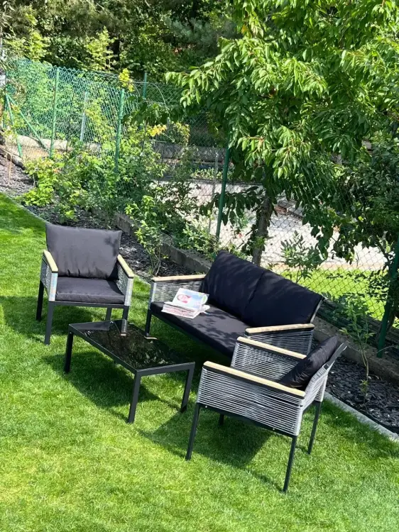 Komplet aluminiowych mebli na ta.webp