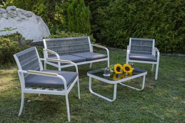 Aluminiowy zestaw - sofa, dwa fotele, stolik ze szklanym blatem.webp