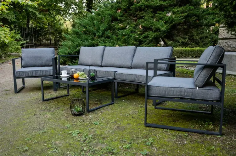 Wygodna sofa aluminiowa z grubymi poduchami, 2 szerokie fotele aluminiowe.webp