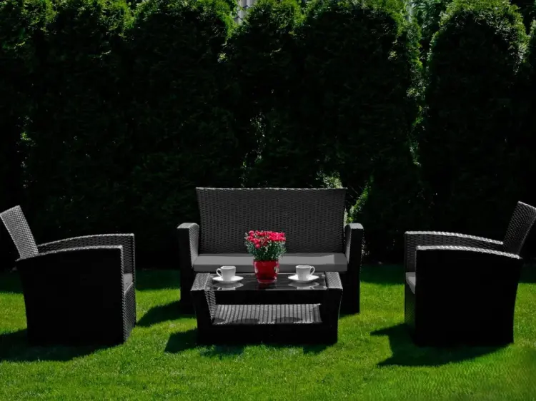 sofa, 2 fotele, stolik z technorattanu.webp