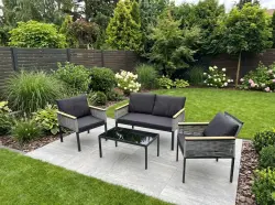 Mały zestaw mebli na balkon (2 x fotel, sofa + stolik) CORTO czarne aluminium, szary technorattan