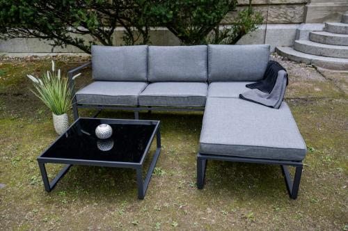 Przejdź do produktu Zestaw mebli wypoczynkowych ( 3 - osobowa sofa, pufa +stolik) MOSTRARE szare aluminium, szare poduchy