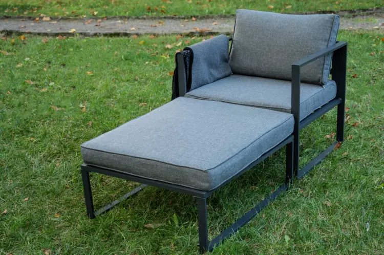 szezlong-meble-aluminiowe-szare-poduchy-wypoczynkowe-1.jpg