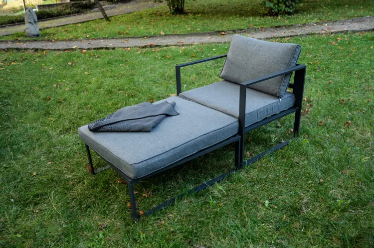 szezlong-meble-aluminiowe-szare-poduchy-wypoczynkowe.jpg