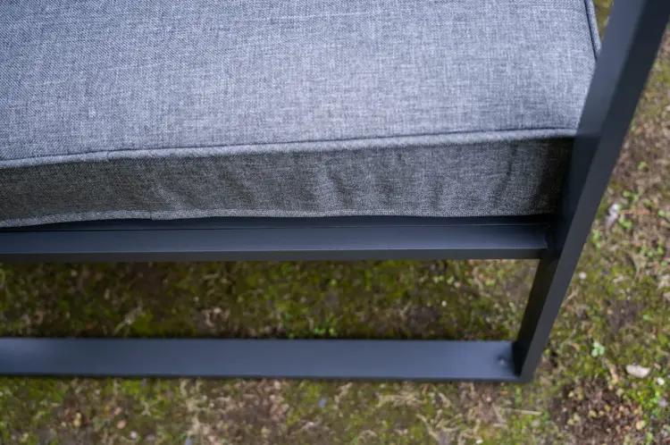sofa-aluminium-szare-poduchy-3-osobowa-3.jpg