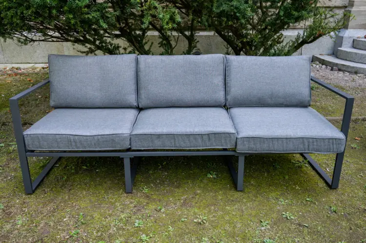 sofa-aluminium-szare-poduchy-3-osobowa.jpg