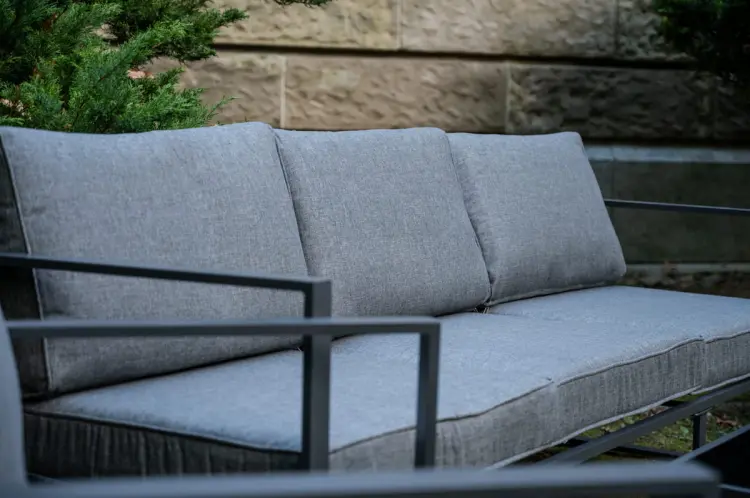 sofa-aluminium-szare-poduchy-3-osobowa-1.jpg