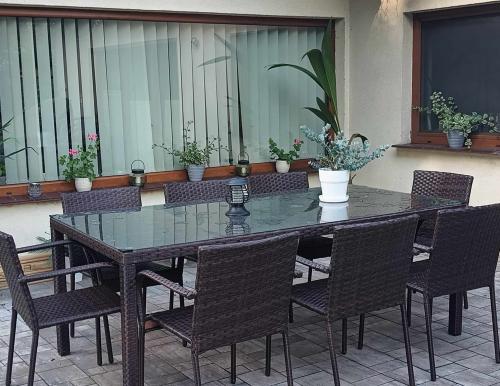 Przejdź do produktu Zestaw mebli stołowych technorattan (8 krzeseł + stół 200x100cm) SOTTILE brązowy