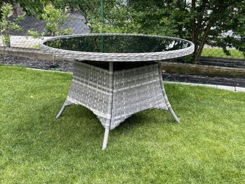 Przejdź do produktu Duży okrągły stół z technorattanu MODERNO jasno szary