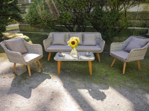 Przejdź do produktu Meble ogrodowe z technorattanu (duża 3os. sofa + 2 fotele + stolik) LARGO Szary mix