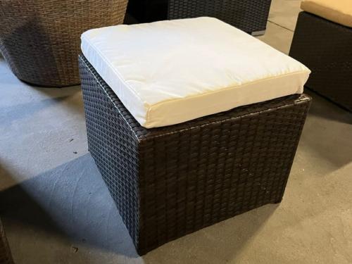 Przejdź do produktu Pufa z brązowego technorattanu 