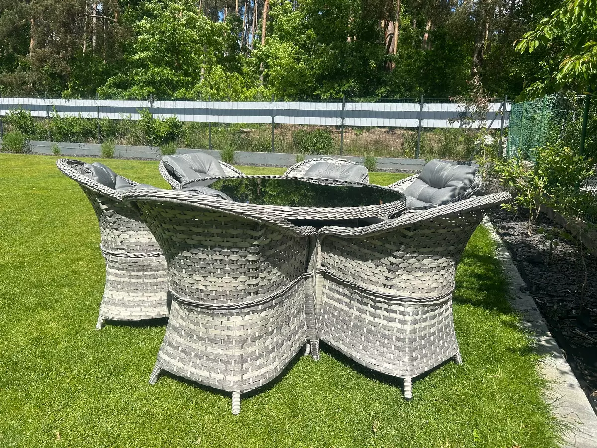 Zestaw moderno grande jasny szary technorattan, stylowe krzesła z poduchami, duży stół.webp