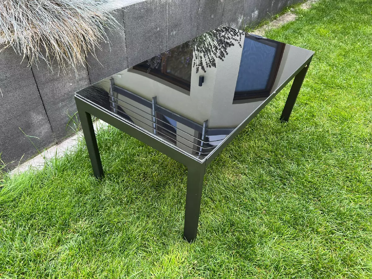 Stolik aluminiowy ze szklanym czarnym blatem.webp