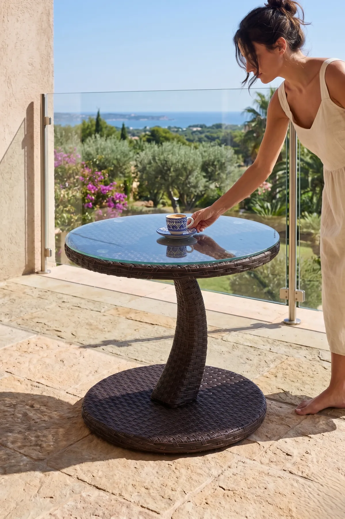 Stolik z brązowego technorattanu.webp